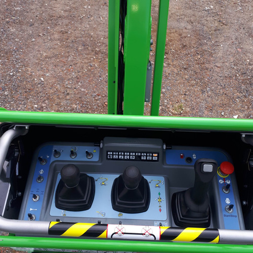 Kniktelescoop zelfrijdend 26m 4x4 diesel foto 10 bovenbediening