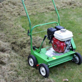 Scarifier la pelouse et rénover le gazon