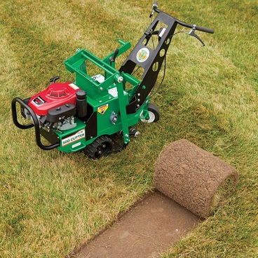 Graszodensnijder met opgerolde graszode Graszodensnijder met opgerolde graszode
