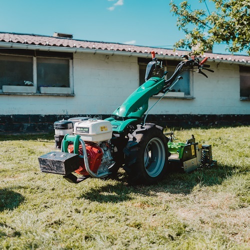 Herse rotative nivelle le terrain